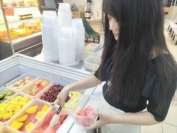 スイカをパクパクしようと画策する筆者の妻。