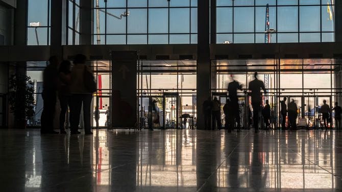 ビジネスセンターに出入りする人々