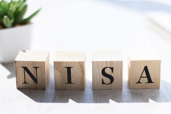 NISAと書かれた木製ブロック