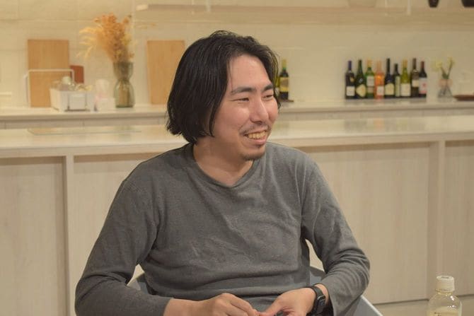 インタビューに答えるnote CXOの深津貴之さん