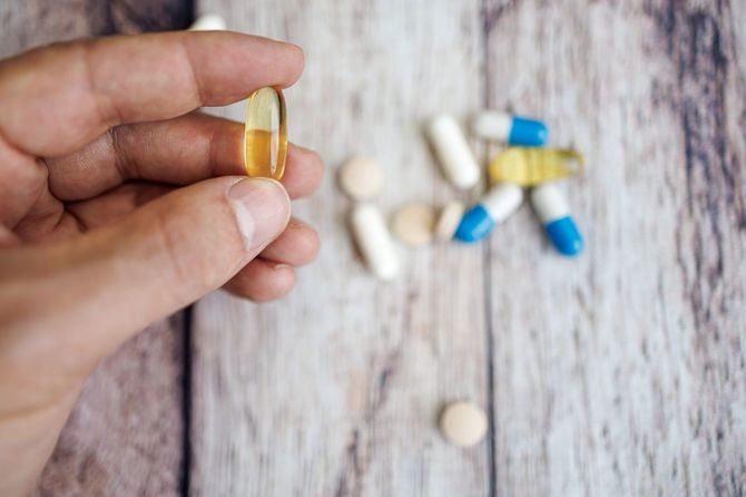 大きなカプセル錠剤をひとつ、手に持っている