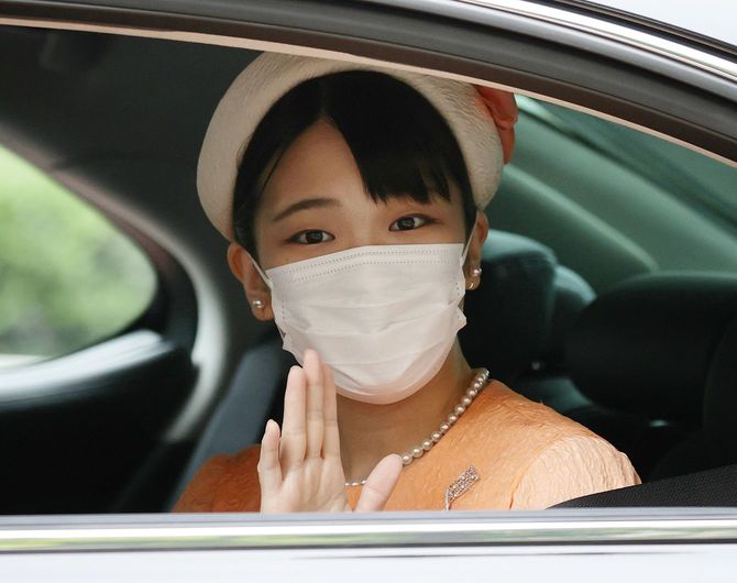 結婚を翌日に控え、上皇ご夫妻にお別れのあいさつをするため、仙洞仮御所を訪問された秋篠宮家の長女小室眞子さん。宮内庁は、眞子さんが複雑性PTSDの診断を受けたと公表している＝2021年10月25日、東京都港区