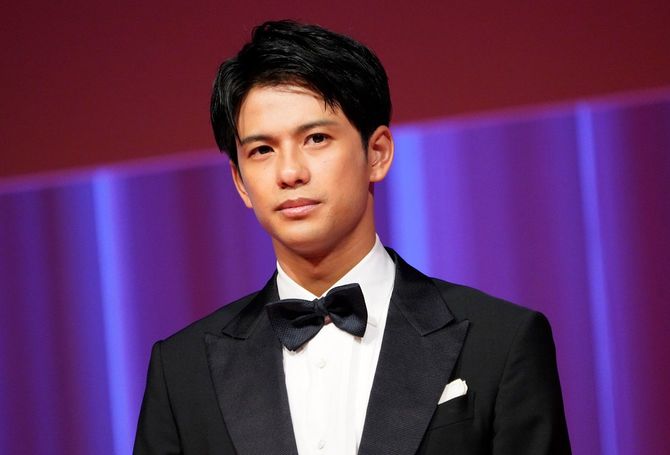 第33回東京国際映画祭のオープニングセレモニーに登壇した俳優の森崎ウィンさん(=2020年10月31日、東京都千代田区の東京国際フォーラム)