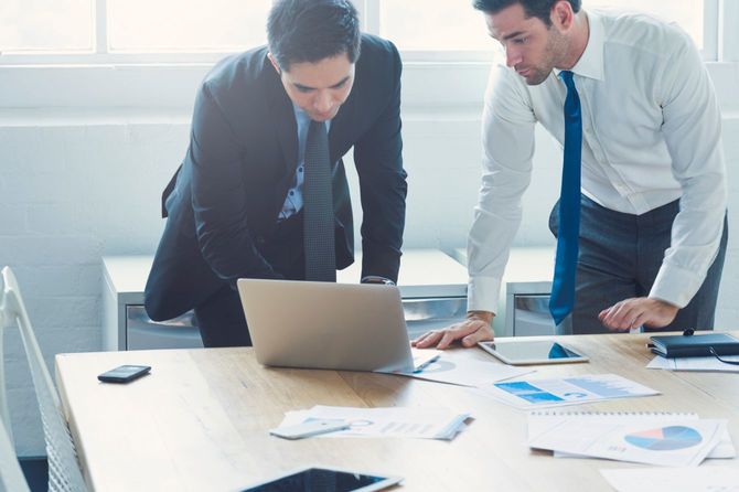 ノートパソコンを見ながら、二人で意見のすり合わせ