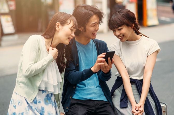 友達とネットサーフィン