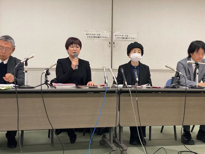 記者会見をする叡敦さん（中央右）