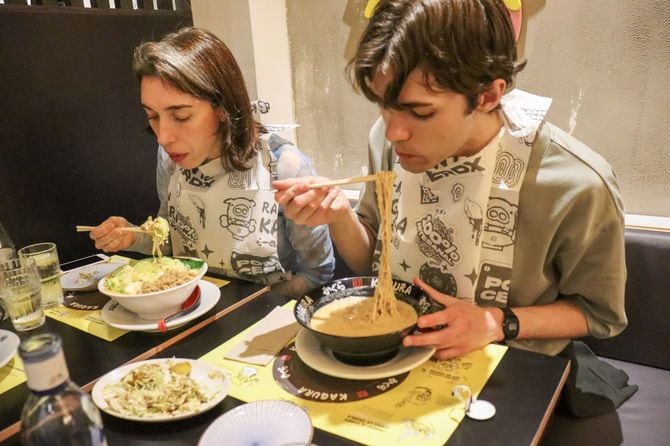 Kaguraのラーメンを食べている地元の人たち