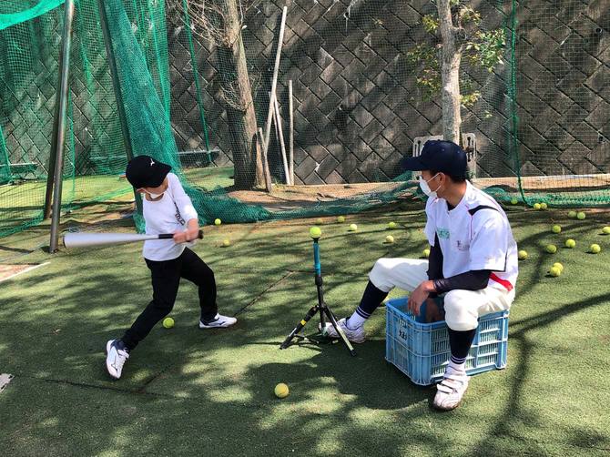 バッティングする小学生