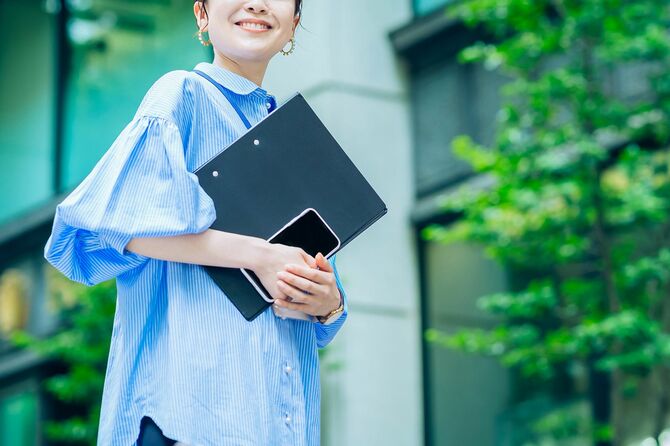 ビジネスウーマンの屋外肖像画