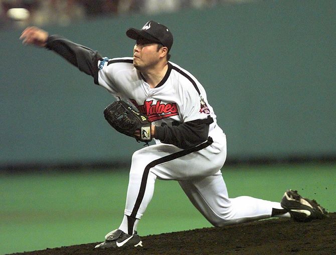 力投する近鉄先発の佐野重樹(1999年7月8日、大阪ドーム)