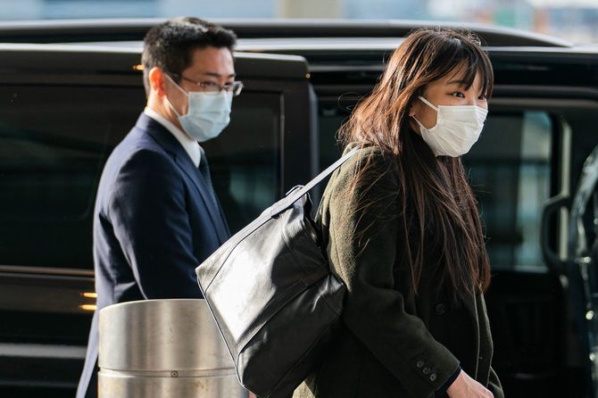 ジョン・F・ケネディ空港に到着した秋篠宮ご夫妻の長女小室眞子さん（右）＝2021年11月14日午前、アメリカ・ニューヨーク［代表撮影］