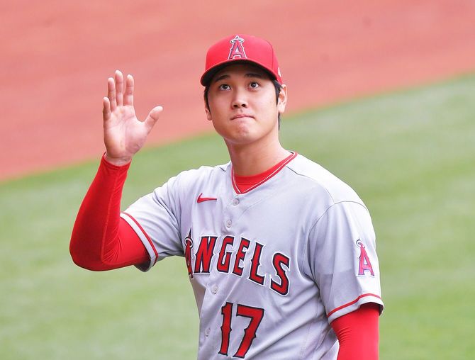 試合前にスタンドのファンからの声援に応える大谷翔平