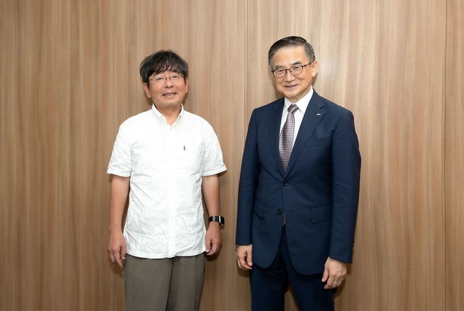小説家の高嶋哲夫氏（左）とイーオン社長の三宅義和氏（左）