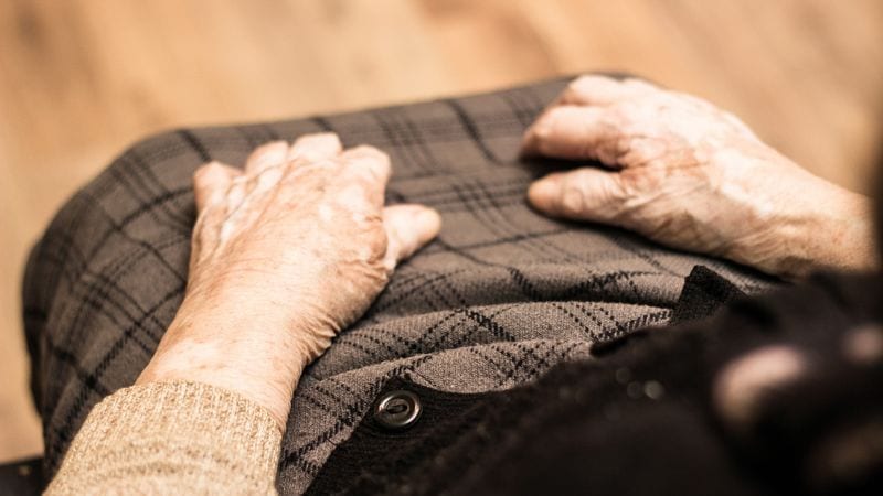 この世を去る人に栄養や水分の点滴をしてはいけない…意外と知られない人間がもっとも楽に逝ける看取り方 聴覚や触覚は最期まである…手を握って感謝の気持ちを伝えよう