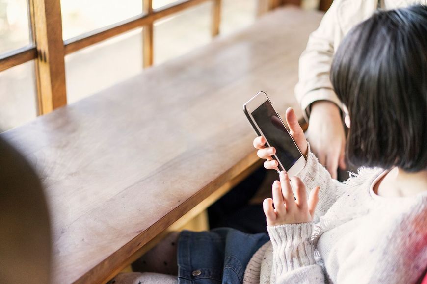 スマホを使用する子ども