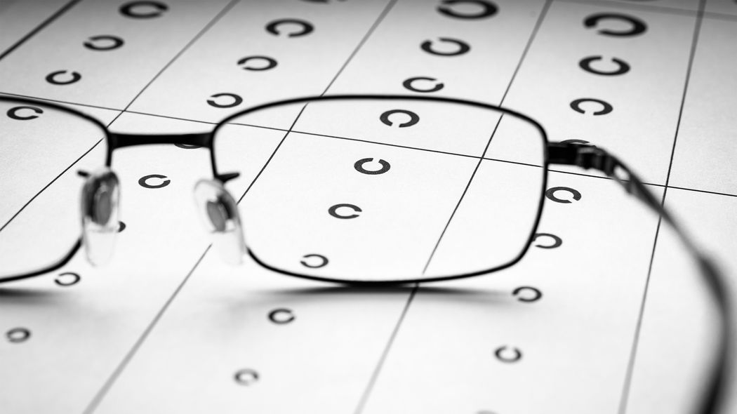 累計110万部　著書が飛ぶように売れる整体サロンのゴッドハンド…"視力超回復"の即効セルフケア法を公開 目の不調の原因は｢骨｣にあった…｢目が疲れたらまず目薬｣は間違い