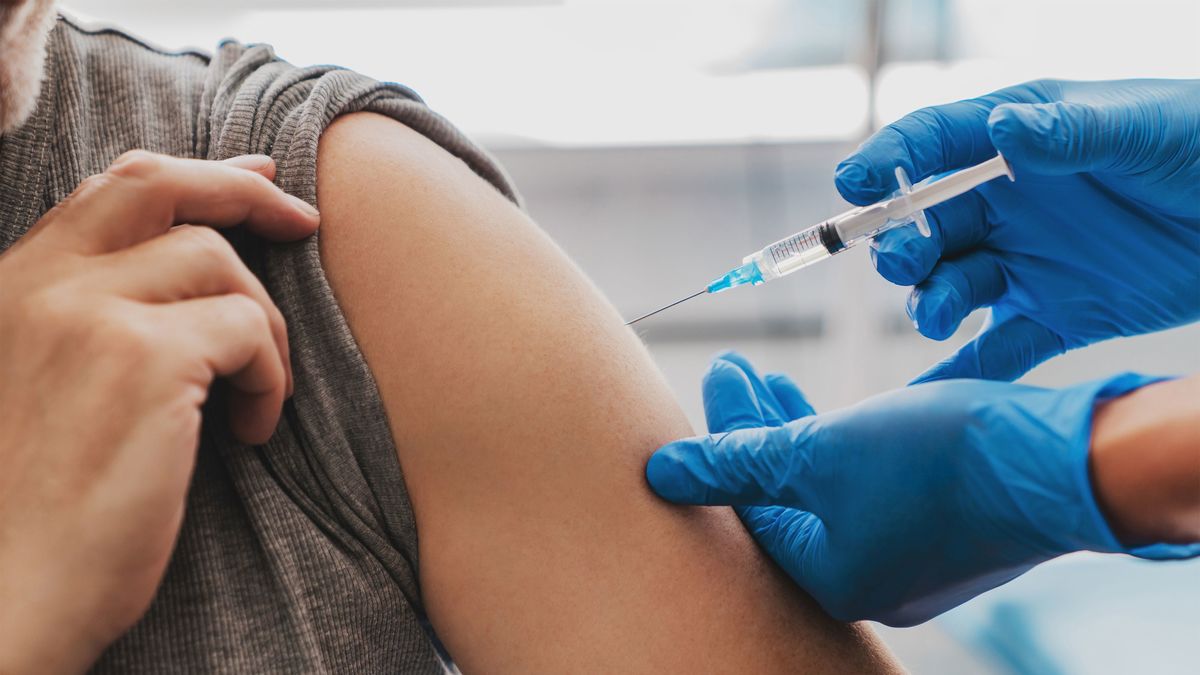 医療従事者のワクチン接種率が低いのに高齢者への接種を始める恐ろしいツケ - 2回目接種で高熱を出す医師が21%
