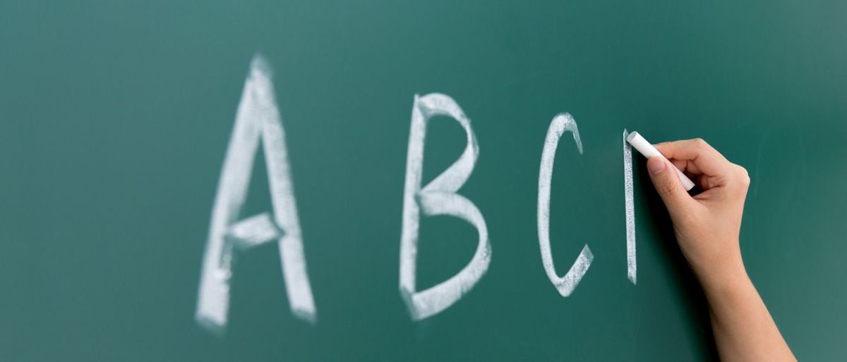 黒板に手書きのアルファベットABC