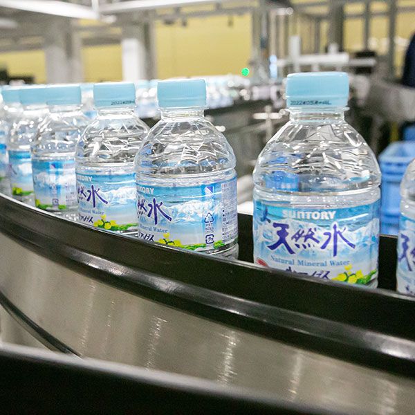 日本で初めて｢天然水｣を商品として売り出した…サントリーの｢水｣が日本で一番売れているワケ 採水地は南アルプス､北アルプス､奥大山､阿蘇の4カ所 |  PRESIDENT Online（プレジデントオンライン）