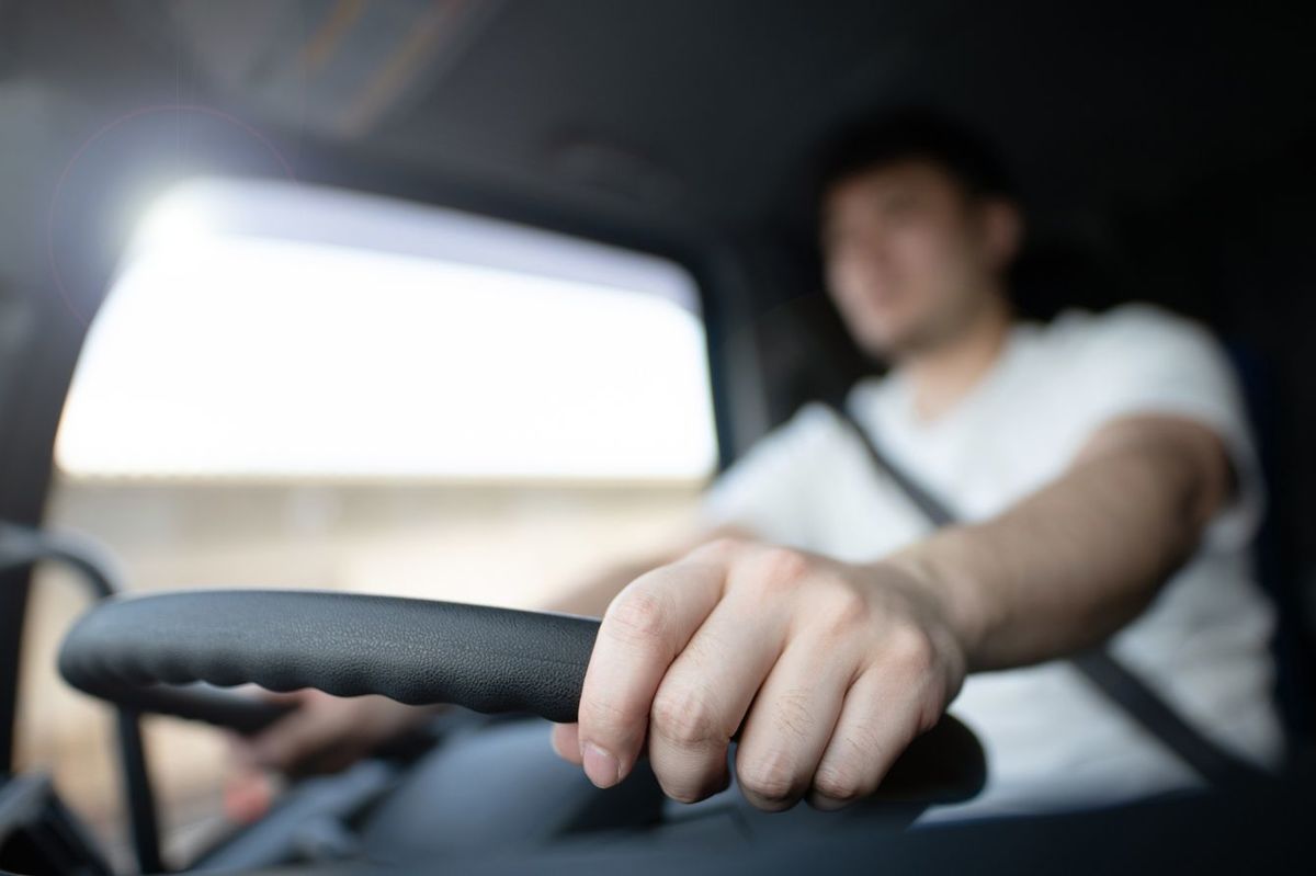 トラックを運転する男性