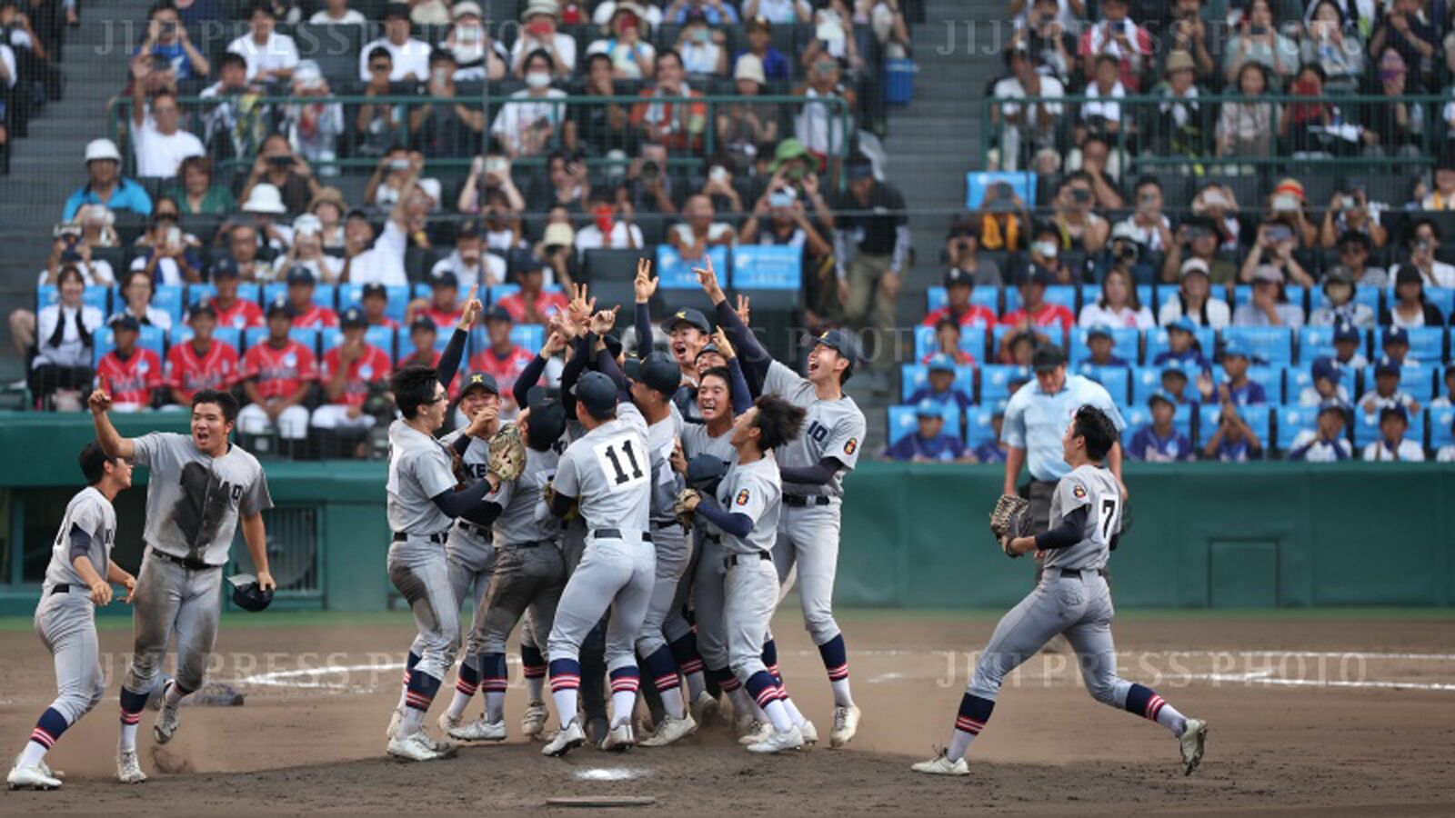 いつも笑顔で､ピリピリ空気は皆無…慶応高校野球部を優勝させた｢体育会系とは思えない練習風景｣の秘密 部員たちが試合中によくする｢No.1ポーズ｣の意味