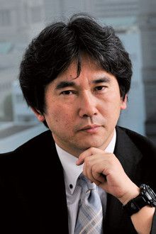 まやま・じん●1962年、大阪府生まれ。同志社大学法学部政治学科卒業。新聞記者、フリーライターを経て、2004年、企業買収をめぐる熱き人間ドラマ『ハゲタカ』でデビュー。07年にNHK土曜ドラマ「ハゲタカ」が放映され、大きな反響を呼ぶ。