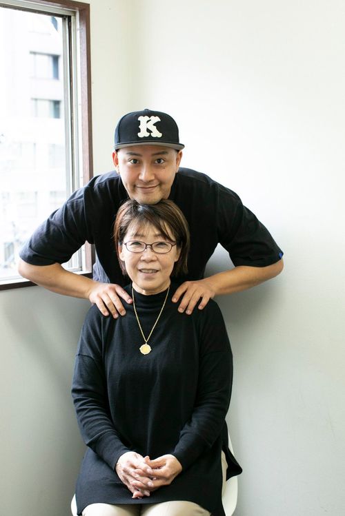 ダルビッシュ有の母・郁代さんと、末弟の賢太さん