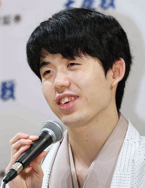 将棋で史上初の全八冠制覇を達成し、記者会見で笑顔を見せる藤井聡太八冠＝2023年10月11日、京都市東山区