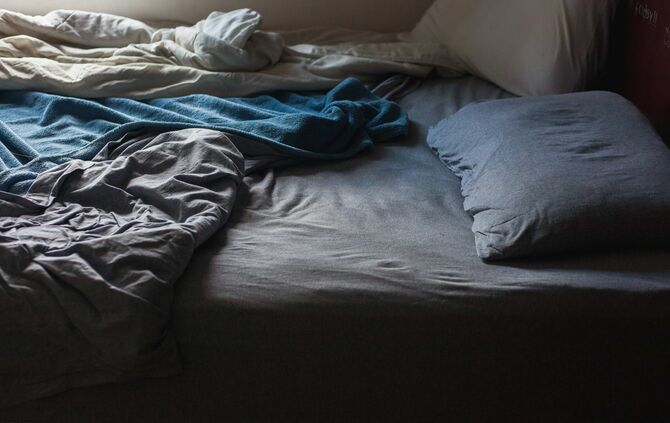 ベッドメイクされていないベッド