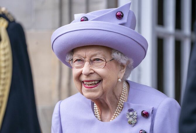 2022年6月28日、スコットランド・エジンバラのホリールードハウス宮殿の庭園で行われた、女王のプラチナ・ジュビリー（即位70周年の記念式典）を祝う兵士たちのパレードを見守ったエリザベス女王