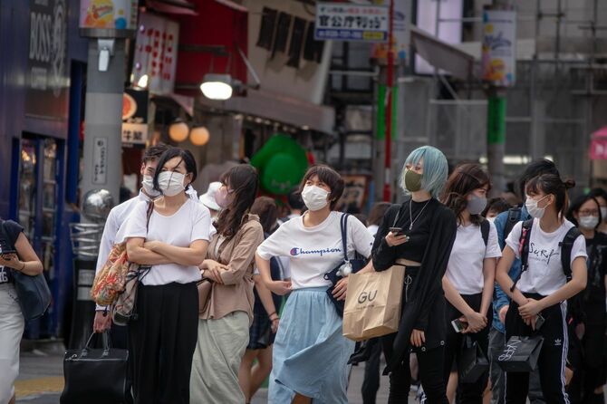2020年6月10日、非常事態の期限が切れた後、渋谷のスクランブル交差点で信号待ちをする人々