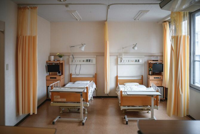 自然光が入る病室に並ぶ2つのベッド