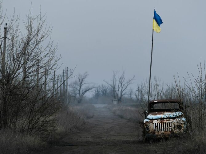 ウクライナの東部戦線、残された車にウクライナ国旗