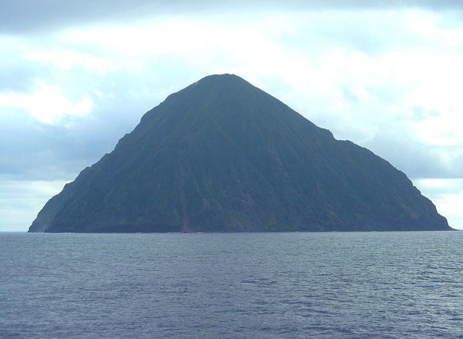南硫黄島（写真＝Karakara~jawiki／CC-BY-SA-3.0-migrated-with-disclaimers／Wikimedia Commons）