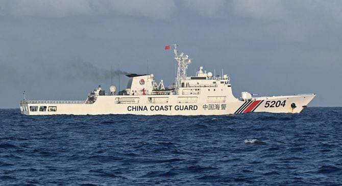 2025年12月12日、南シナ海を航行する中国海警局の船(共同)