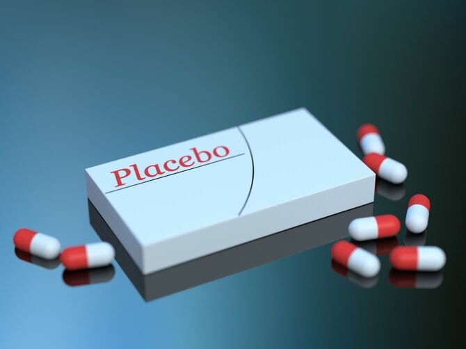 赤と白のカプセル剤の真ん中には「プラセボ」と書かれた箱