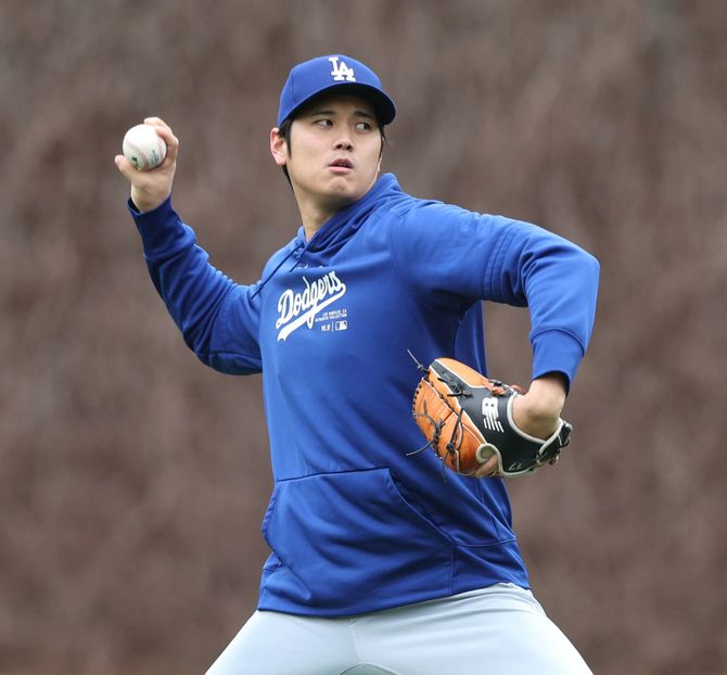 カブスとの試合前、外野でキャッチボールをするドジャースの大谷翔平
