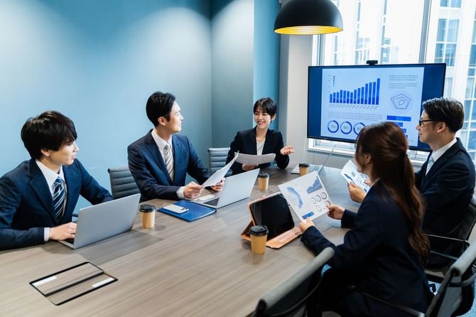 会議を開くビジネスマン