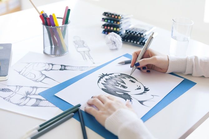 絵を描いている人の手元