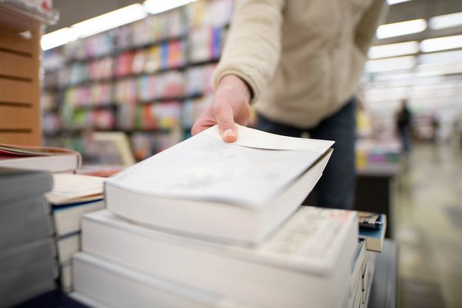 書店で本を手に取る人