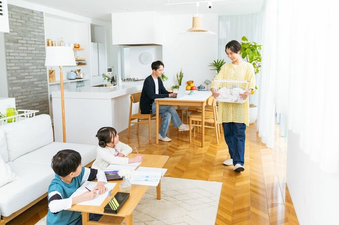 リビングで勉強する子供