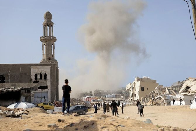 ガザ北部ベイトラヒヤで、イスラエル軍の攻撃後に立ち上る煙=2025年3月29日