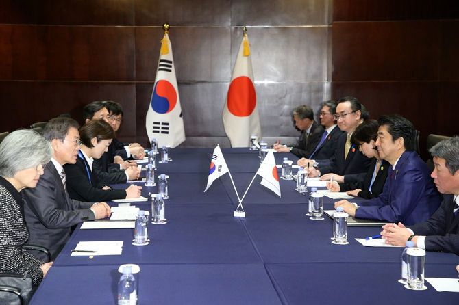 韓国の文在寅大統領(左手前から2人目)と会談する安倍晋三首相(右手前から2人目)=2019年12月24日午後、中国・四川省成都