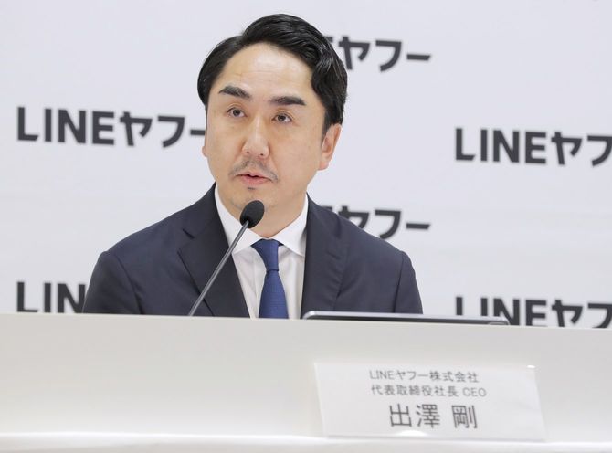 記者会見で記者の質問に答えるLINEヤフーの出沢剛社長＝2024年5月8日、東京都千代田区