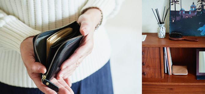 半分に折ったお札とカードが4枚。L字に開く黒いイタリアンレザーの財布は「ドンテポーナ」。食費用のキャメル色の財布はライティングデスクが定位置で、持ち歩かず、使ったら補充します。