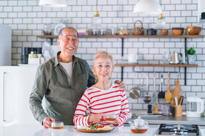 キッチンで幸せそうなシニアカップル