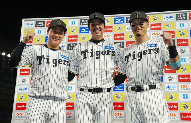 お立ち台でポーズをとる阪神の（左から）大山、才木、佐藤輝＝2025年7月26日、甲子園