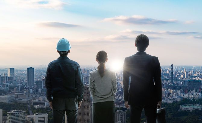 街を見下ろす3人の人物