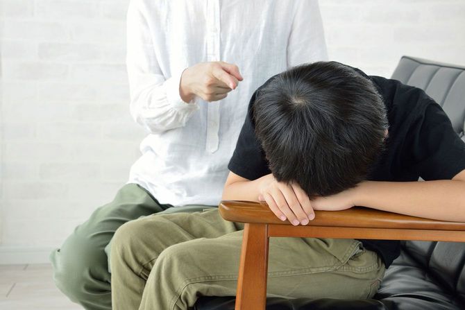 落ち込んで顔を伏せる子ども