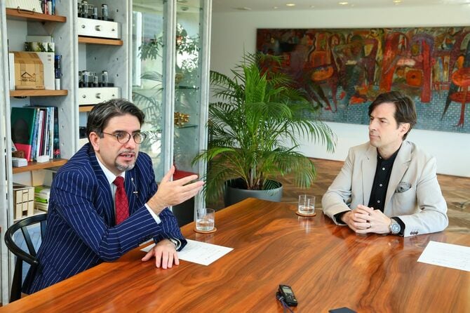 お笑い芸人のパックンさん（右）とエコノミストのエミン・ユルマズさん。